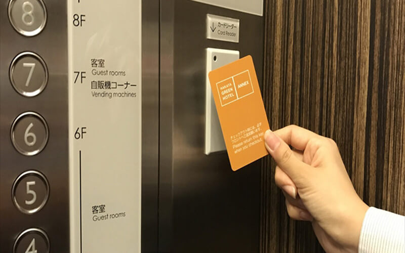 エレベーターの乗り降りにもカードキーシステムを採用